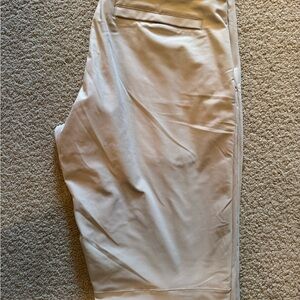 Lululemon Athletica classic fit trousers. Zippered pockets on side seam.